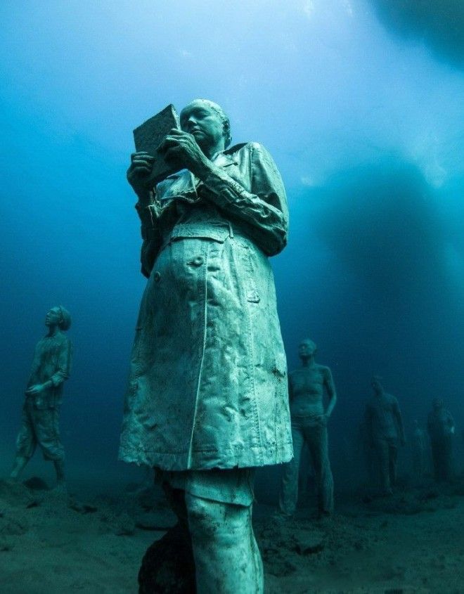 Молчаливые, но красноречивые фигуры на дне океана