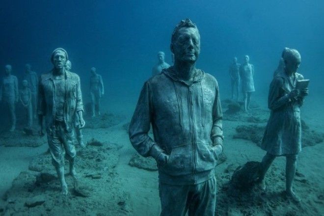 Молчаливые, но красноречивые фигуры на дне океана