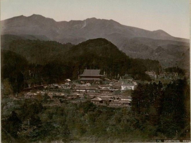 Считается самым крупным деревянным сооружением в Никко