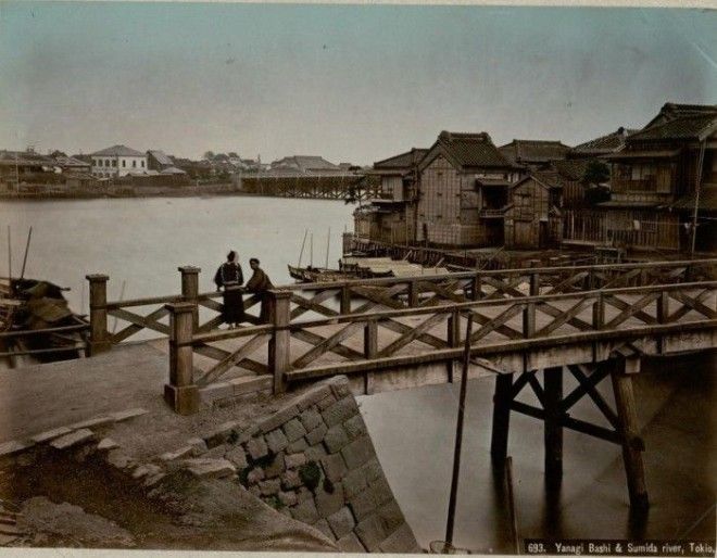 Сумида отделяется от реки Аракава у города Ивабути протекает через Токио и впадает в Токийский залив