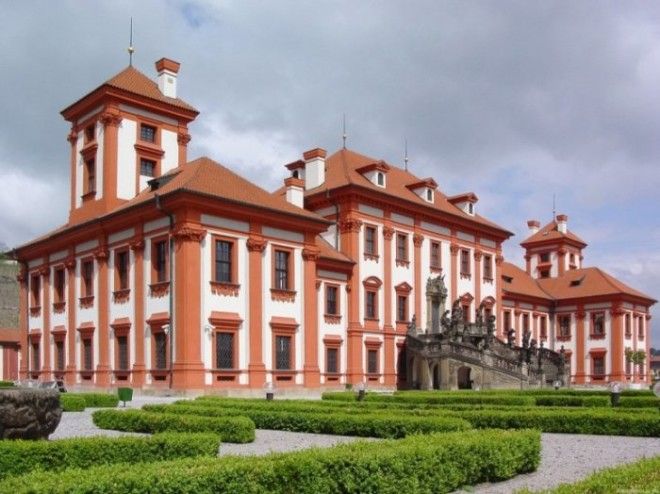 Первый летний загородный дворец, построенный в Праге, располагается на берегу Влтавы в нескольких километрах от центра города. Первый летний загородный дворец построенный в Праге располагается на берегу Влтавы в нескольких километрах от центра города