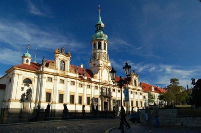 Старейший монастырь Праги, основанный еще в 1140 году, получил свое название благодаря заставе, которая охраняла подступы к крепости Пражский Град. Старейший монастырь Праги основанный еще в 1140 году получил свое название благодаря заставе которая охраняла подступы к крепости Пражский Град