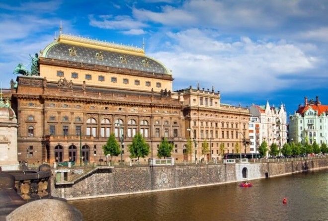 Здание возведено на народные пожертвования и ознаменовало начало развития чешского драматического и музыкального искусства. Здание возведено на народные пожертвования и ознаменовало начало развития чешского драматического и музыкального искусства