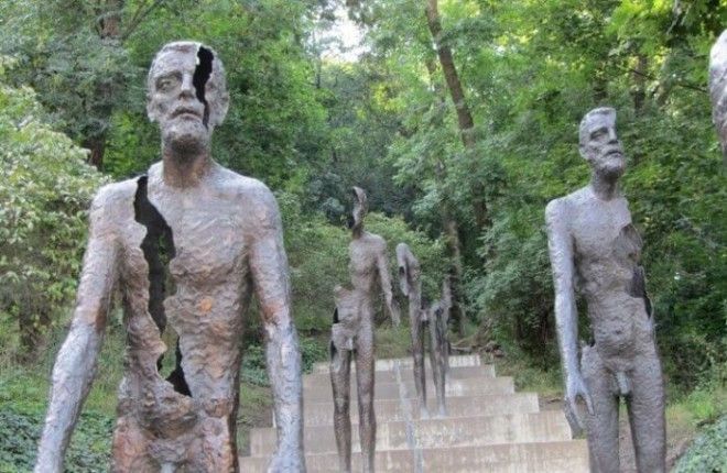 Внушительный мемориал из семи бронзовых фигур, созданный коллективом архитекторов, был установлен в мае 2002 года в память о жертвах коммунистического правления. Внушительный мемориал из семи бронзовых фигур созданный коллективом архитекторов был установлен в мае 2002 года в память о жертвах коммунистического правления