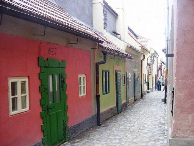В миниатюрных домиках, встроенных в арки бывшей крепостной стены, ранее проживали стражники, ювелиры и ремесленники, а позже преступники и бедняки. В миниатюрных домиках встроенных в арки бывшей крепостной стены ранее проживали стражники ювелиры и ремесленники а позже преступники и бедняки