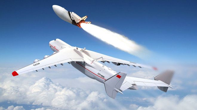 Космический истребитель Космический истребитель разрабатывал главный конструктор ОКБ9 Глеб ЛозиноЛозинский Проект Спираль мог стать первым в мире боевым космическим кораблем но все погубила бюрократия По замыслу ЛозиноЛозинского истребитель строился из трех основных частей самолетаразгонщика ракетного ускорителя и орбитального самолета Орбитальный самолет выводил истребитель на высоту в тридцать километров а затем ракетный ускоритель поднимал Спираль на околоземную орбиту Бомбардировка космосЗемля как вам Опытный аппарат был построен уже в конце 70х годов однако проект зарубил лично министр обороны СССР Андрей Гречко Уж неизвестно почему именно